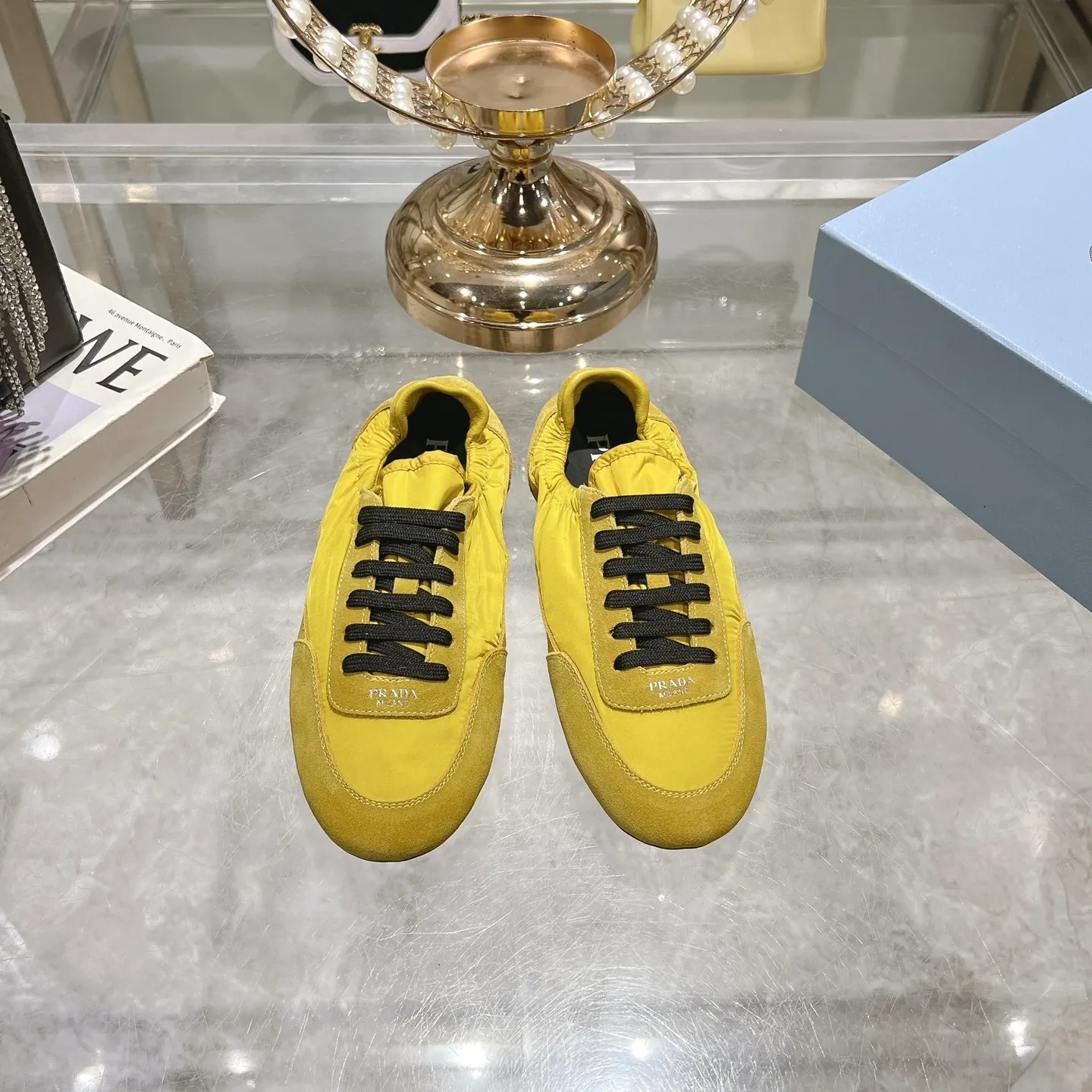 👟👟Ex-factory price 520👟👟Men's size +10 Couple style🎆Prada's new moral training shoes. The upper is suede with texture, and the inner sheepskin is wrapped. It is soft and waxy🎆The insole is thickened with lambskin. It is extremely comfortable to step on, has a sense of support, and feels well wrapped. The shoe shape is full of wrapping, light and easy to wear. A practical casual shoe that makes your legs appear taller! White is clean and refreshing, needed all year round, and can be easily worn with skirts and pants. Upper: imported suede/original molded fabric. Lining: sheepskin. Outsole: rubber outsole! Code number: 35-41 Color: burgundy blue brown green dark green yellow black red gray 9 colors available